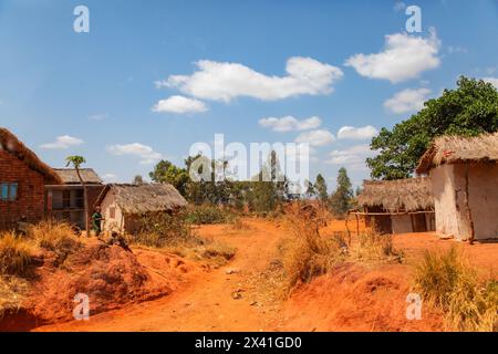 Zona di Antsirabe, Madagascar. 20 ottobre 2023. Strade del Madagascar. Percorso da Antsirabe attraverso piccoli villaggi, case lungo la strada, bestiame, risaie, Foto Stock