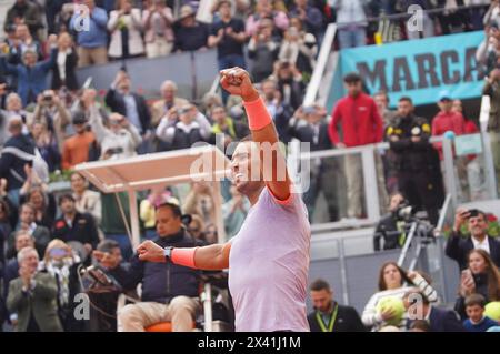 Madrid, Spagna. 29 aprile 2024: Madrid, Spagna: Rafa Nadal celebra la sua vittoria contro Pedro Cachinl durante il mutua Madrid Open al Caja Mágica di Madrid lunedì 29 aprile 2024. Credito: Action Plus Sports Images/Alamy Live News Foto Stock