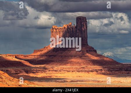 Il primo piano di un guanto in lontananza dal centro visitatori nella Monument Valley durante un tramonto tempestoso mostra il carattere mutevole del famou Foto Stock