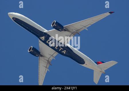 Delta Air Lines Airbus A350 ha mostrato di volare sopra LAX, l'aeroporto internazionale di Los Angeles dopo un atterraggio interrotto. Foto Stock