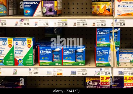 Scatole di farmaci per il trattamento di raffreddori e allergie su uno scaffale all'interno di un mercato. STATI UNITI Foto Stock