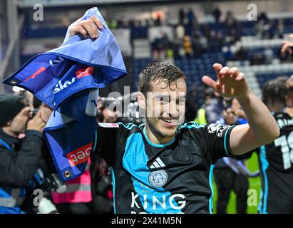 Deepdale, Preston, Regno Unito. 29 aprile 2024. EFL Championship Football, Preston North End contro Leicester City; Harry Winks di Leicester celebra la vittoria del 0-3 dopo il fischio finale e la loro promozione alla premiership Credit: Action Plus Sports/Alamy Live News Foto Stock