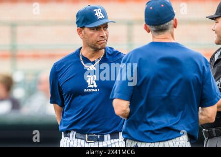 28 aprile 2024: Il capo-allenatore di Rice José Cruz Jr. Incontra in casa la partita di baseball NCAA tra gli UTSA Roadrunners e i Rice Owls al Reckling Park di Houston, Texas. Prentice C. James/CSM Foto Stock