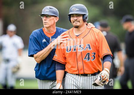 28 aprile 2024: Il capo-allenatore dell'UTSA Pat Hallmark parla con l'interno degli UTSA Roadrunners Alexander Olivo (43) durante la partita di baseball della NCAA tra gli UTSA Roadrunners e i Rice Owls al Reckling Park di Houston, Texas. Prentice C. James/CSM Foto Stock