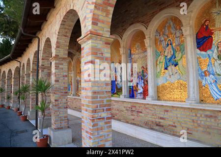 Decorazione murale a mosaico, Santuario Madonna dello splendore, Giulianova, Italia. Il santuario della Madonna dello splendore Foto Stock