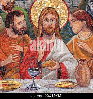 Decorazione murale a mosaico, Santuario Madonna dello splendore, Giulianova, Italia. Il santuario della Madonna dello splendore Foto Stock