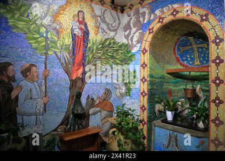 Decorazione murale a mosaico, Santuario Madonna dello splendore, Giulianova, Italia. Il santuario della Madonna dello splendore Foto Stock