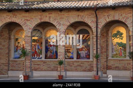 Decorazione murale a mosaico, Santuario Madonna dello splendore, Giulianova, Italia. Il santuario della Madonna dello splendore Foto Stock