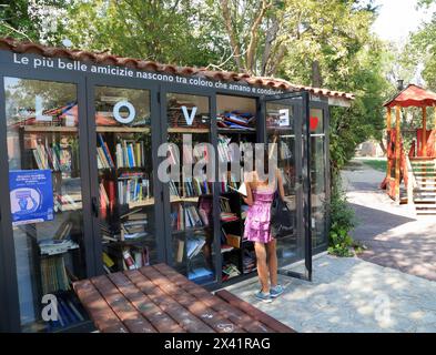 Biblioteca di strada nel giardino comunale di Teramo, Italia. Villa Comunale Stefano Bandini. Libreria pubblica gratuita Foto Stock