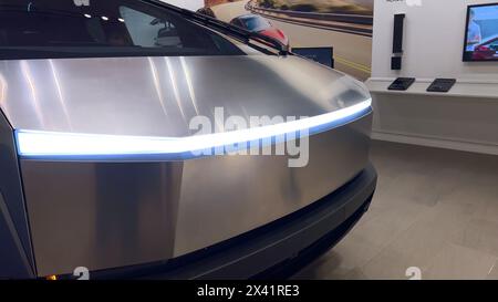 Tesla Cybertruck in esposizione presso il Tesla Store nel Park Meadows Mall Foto Stock