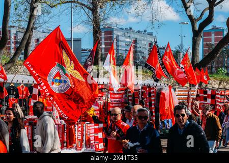 Lisbona, Portogallo - 27 aprile 2024: Un gran numero di tifosi della squadra di calcio del Benfica rivestiti di abbigliamento rosso e bianco si riuniscono sotto un cielo luminoso Foto Stock