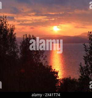 Tramonto sul Lago di Garda, penisola di Sirmione, Lago di Garda, Gardasee, Italia Foto Stock