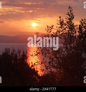 Tramonto sul Lago di Garda, penisola di Sirmione, Lago di Garda, Gardasee, Italia Foto Stock
