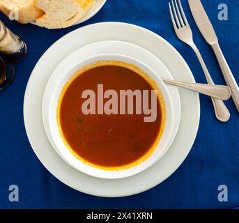 Abbondante zuppa tunisina Chorba Frik in piatto di ceramica Foto Stock