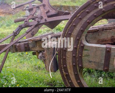 Un vecchio carro agricolo in un campo in Galizia, Spagna Foto Stock