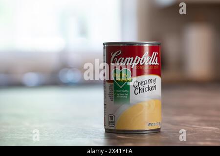 NISSWA, MN - 2 AUG 2021: Lattina di crema Campbells di zuppa di pollo. Campbells è un produttore americano di zuppe in scatola e prodotti correlati. Cuore sano Foto Stock