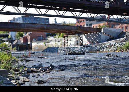 SHERBROOKE, QUEBEC, CANADA - 17 settembre 2022 costruzione di ponti sul fiume Magog. Pont des Grandes Fourches. Foto Stock