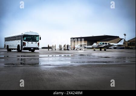 I piloti locali frequentano il 305th Air Mobility Wing's Mid-Air Collission Avoidance fly-in presso Joint base McGuire-Dix-Lakehurst, N.J., 20 aprile 2024. Il programma MACA è progettato per garantire che vengano osservate pratiche di sicurezza tra piloti militari e civili che condividono uno spazio aereo comune. Foto Stock