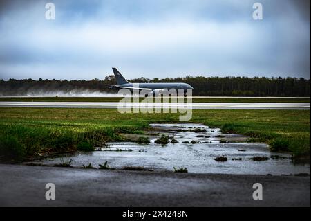 I piloti locali frequentano il 305th Air Mobility Wing's Mid-Air Collission Avoidance fly-in presso Joint base McGuire-Dix-Lakehurst, N.J., 20 aprile 2024. Il programma MACA è progettato per garantire che vengano osservate pratiche di sicurezza tra piloti militari e civili che condividono uno spazio aereo comune. Foto Stock