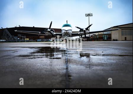 I piloti locali frequentano il 305th Air Mobility Wing's Mid-Air Collission Avoidance fly-in presso Joint base McGuire-Dix-Lakehurst, N.J., 20 aprile 2024. Il programma MACA è progettato per garantire che vengano osservate pratiche di sicurezza tra piloti militari e civili che condividono uno spazio aereo comune. Foto Stock