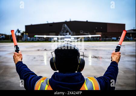 I piloti locali frequentano il 305th Air Mobility Wing's Mid-Air Collission Avoidance fly-in presso Joint base McGuire-Dix-Lakehurst, N.J., 20 aprile 2024. Il programma MACA è progettato per garantire che vengano osservate pratiche di sicurezza tra piloti militari e civili che condividono uno spazio aereo comune. Foto Stock