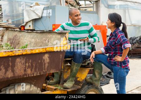 Contadino latino-americano un uomo che guida un mini camion, comunica Foto Stock