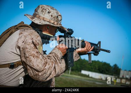 Reclute con Mike Company, 3rd Recruit Training Battalion, condurre esercizi di azzeramento e fuoco vivo per la qualifica Table 1 su Marine Corps Recruit Depot Parris Island, S.C., 29 aprile 2024. La tabella 1, che consiste in un fuoco lento e rapido, mette alla prova le reclute sulla loro comprensione dei fondamentali della tiratura. (Foto del corpo dei Marines degli Stati Uniti di Jacqueline Kliewer) Foto Stock