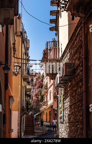 Roma, Italia - 16 luglio 2023: Veduta dei vecchi edifici in pietra con piante in vaso sui balconi in una giornata estiva a Roma, Italia Foto Stock