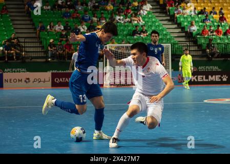 Bangkok, Bangkok, Thailandia. 28 aprile 2024. L'AFC Futsal Asian Cup Thailand 2024 3° posto di playoff, partita tra Tagikistan (divisa bianca) e Uzbekistan (divisa blu) al Bangkok Arena Indoor Stadium. Punteggio finale Tagikistan 5 - 5 Uzbekistan (Credit Image: © Teera Noisakran/Pacific Press via ZUMA Press Wire) SOLO PER USO EDITORIALE! Non per USO commerciale! Foto Stock