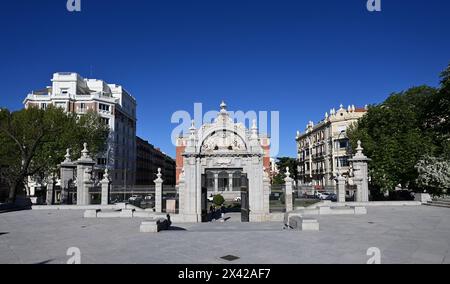 Madrid, Spagna - 12 aprile 2024 - porta di Felipe IV nel Parco El Retiro, nella chiara mattina di primavera. Foto Stock