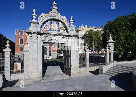 Madrid, Spagna - 12 aprile 2024 - porta di Felipe IV nel Parco El Retiro, nella chiara mattina di primavera. Foto Stock