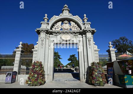 Madrid, Spagna - 12 aprile 2024 - porta di Felipe IV nel Parco El Retiro, nella chiara mattina di primavera. Foto Stock