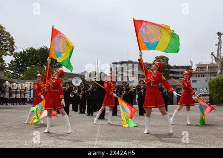 Tokyo, Giappone. 29 aprile 2024. La banda dei Vigili del fuoco di Tokyo si esibisce in uno spettacolo musicale e di danza durante il memoriale matsuri di Edo Fireman al tempio Yutenjoi. I Vigili del fuoco di Tokyo e i membri del gruppo Edo Fireman's Cultural Preservation mettono in mostra le loro opere per onorare i vigili del fuoco morti nei periodi Edo e Showa. (Foto di Damon Coulter/SOPA Images/Sipa USA) credito: SIPA USA/Alamy Live News Foto Stock