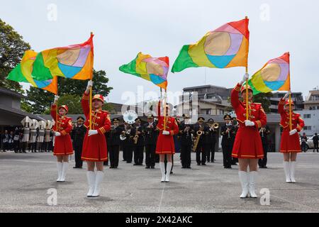 Tokyo, Giappone. 29 aprile 2024. La banda dei Vigili del fuoco di Tokyo si esibisce in uno spettacolo musicale e di danza durante il memoriale matsuri di Edo Fireman al tempio Yutenjoi. I Vigili del fuoco di Tokyo e i membri del gruppo Edo Fireman's Cultural Preservation mettono in mostra le loro opere per onorare i vigili del fuoco morti nei periodi Edo e Showa. (Foto di Damon Coulter/SOPA Images/Sipa USA) credito: SIPA USA/Alamy Live News Foto Stock