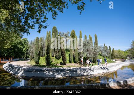 Madrid, Spagna - 13 aprile 2024 - Foresta della memoria nel Parco El Retiro nella soleggiata mattina primaverile limpida. Foto Stock