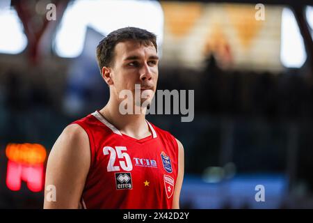 Varese, Italia. 28 aprile 2024. Hugo Besson n. 25 della pallacanestro Varese Openjobmetis visto durante LBA Lega Basket Una partita di regular season 2023/24 tra pallacanestro Varese Openjobmetis e Nutribullet Treviso Basket all'Itelyum Arena. PUNTEGGIO FINALE OJM Varese 95 | 100 Treviso Basket (foto di Fabrizio Carabelli/SOPA Images/Sipa USA) crediti: SIPA USA/Alamy Live News Foto Stock