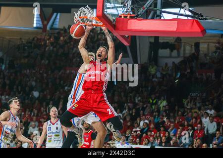 Varese, Italia. 28 aprile 2024. Michael Gilmore #2 di Pallacanestro Varese Openjobmetis visto durante LBA Lega Basket Una partita di regular season 2023/24 tra pallacanestro Varese Openjobmetis e Nutribullet Treviso Basket all'Itelyum Arena. PUNTEGGIO FINALE OJM Varese 95 | 100 Treviso Basket (foto di Fabrizio Carabelli/SOPA Images/Sipa USA) crediti: SIPA USA/Alamy Live News Foto Stock