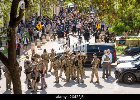 Austin, Texas, USA, 29 aprile 2024: I soldati dello stato del Texas che indossano le attrezzature antisommossa si spostano contro i manifestanti pro-palestinesi presso l'Università del Texas ad Austin. Il campus fu scosso da dimostrazioni per un terzo giorno di fila quando decine di studenti e sostenitori tentarono di creare una tenda vicino all'edificio principale dell'amministrazione. Le truppe di stato del Texas, la polizia di Austin e la polizia dell'UT hanno fatto decine di arresti. Crediti: Bob Daemmrich/Alamy Live News Foto Stock