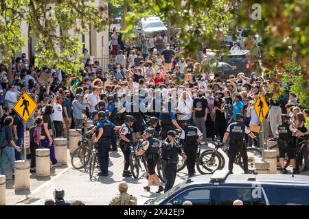 Austin, Texas, USA, 29 aprile 2024: La polizia ciclistica interviene sui manifestanti pro-palestinesi presso l'Università del Texas ad Austin. Il campus fu scosso da dimostrazioni per un terzo giorno di fila quando decine di studenti e sostenitori tentarono di creare una tenda vicino all'edificio principale dell'amministrazione. Le truppe di stato del Texas, la polizia di Austin e la polizia dell'UT hanno fatto decine di arresti. Crediti: Bob Daemmrich/Alamy Live News Foto Stock