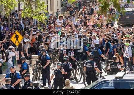 Austin, Texas, USA, 29 aprile 2024: La polizia ciclistica interviene sui manifestanti pro-palestinesi presso l'Università del Texas ad Austin. Il campus fu scosso da dimostrazioni per un terzo giorno di fila quando decine di studenti e sostenitori tentarono di creare una tenda vicino all'edificio principale dell'amministrazione. Le truppe di stato del Texas, la polizia di Austin e la polizia dell'UT hanno fatto decine di arresti. Crediti: Bob Daemmrich/Alamy Live News Foto Stock