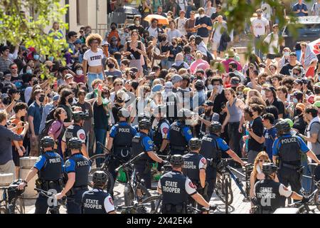 Austin, Texas, USA, 29 aprile 2024: La polizia ciclistica interviene sui manifestanti pro-palestinesi presso l'Università del Texas ad Austin. Il campus fu scosso da dimostrazioni per un terzo giorno di fila quando decine di studenti e sostenitori tentarono di creare una tenda vicino all'edificio principale dell'amministrazione. Le truppe di stato del Texas, la polizia di Austin e la polizia dell'UT hanno fatto decine di arresti. Crediti: Bob Daemmrich/Alamy Live News Foto Stock