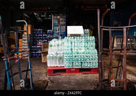 Bangkok, Thailandia. 28 aprile 2024. Casse di soda, birra e acqua in un mercato durante un periodo o gravi avvertimenti di calore dal dipartimento meteorologico tailandese di Bangkok, Thailandia, domenica 28 aprile 2024. I modelli meteorologici di El Nino stanno portando temperature più calde della media previste per giugno. (Credit Image: © Andre Malerba/ZUMA Press Wire) SOLO PER USO EDITORIALE! Non per USO commerciale! Foto Stock