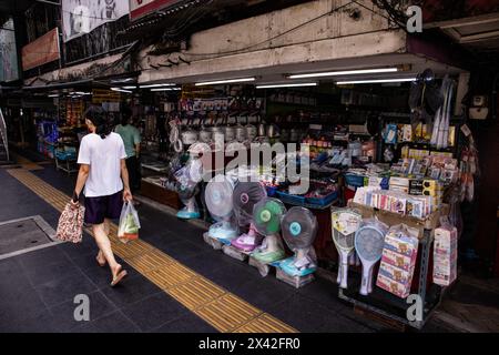 Bangkok, Thailandia. 28 aprile 2024. I ventilatori sono visti in vendita durante un periodo o gravi avvertimenti di calore dal dipartimento meteorologico tailandese di Bangkok, Thailandia, domenica 28 aprile 2024. I modelli meteorologici di El Nino stanno portando temperature più calde della media previste per giugno. (Credit Image: © Andre Malerba/ZUMA Press Wire) SOLO PER USO EDITORIALE! Non per USO commerciale! Foto Stock