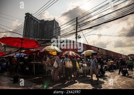 Bangkok, Thailandia. 28 aprile 2024. Le persone si spostano in un mercato sotto il sole rovente durante un periodo o gravi avvertimenti di calore dal dipartimento meteorologico tailandese di Bangkok, Thailandia, domenica 28 aprile 2024. I modelli meteorologici di El Nino stanno portando temperature più calde della media previste per giugno. (Credit Image: © Andre Malerba/ZUMA Press Wire) SOLO PER USO EDITORIALE! Non per USO commerciale! Foto Stock