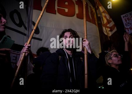 Buenos Aires, Buenos Aires, Argentina. 30 aprile 2024. I partiti di sinistra si mobilitarono davanti al Congresso Nazionale di Buenos Aires per respingere la nuova legge sulle basi discussa in una sessione speciale della camera dei deputati. La legge di base include una riforma del lavoro, l'eliminazione della moratoria pensionistica, i poteri delegati che consentono a Milei di eliminare le organizzazioni pubbliche e la privatizzazione delle imprese pubbliche. (Credit Image: © Daniella Fernandez Realin/ZUMA Press Wire) SOLO PER USO EDITORIALE! Non per USO commerciale! Crediti: ZUMA Press, Inc./Alamy Live News Foto Stock