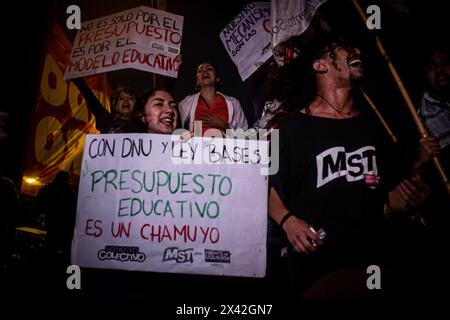 Buenos Aires, Buenos Aires, Argentina. 30 aprile 2024. I partiti di sinistra si mobilitarono davanti al Congresso Nazionale di Buenos Aires per respingere la nuova legge sulle basi discussa in una sessione speciale della camera dei deputati. La legge di base include una riforma del lavoro, l'eliminazione della moratoria pensionistica, i poteri delegati che consentono a Milei di eliminare le organizzazioni pubbliche e la privatizzazione delle imprese pubbliche. (Credit Image: © Daniella Fernandez Realin/ZUMA Press Wire) SOLO PER USO EDITORIALE! Non per USO commerciale! Crediti: ZUMA Press, Inc./Alamy Live News Foto Stock