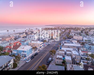 Vista aerea del colorato cielo dell'alba su Mission Beach San Diego con case per vacanze residenziali e ville senza nessuno sulla strada Foto Stock