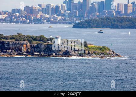 Teste di Sydney, vista dalla testa nord della testa sud con il faro di Hornby (in riparazione) il porto di Sydney e gli edifici degli uffici del centro città, NSW, Australia Foto Stock