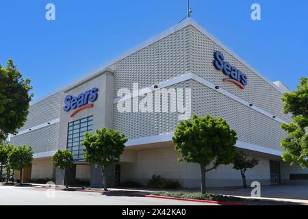 WHITTIER, CALIFORNIA - 28 aprile 2024: Il grande magazzino Sears nel Whitwood Town Center. Foto Stock