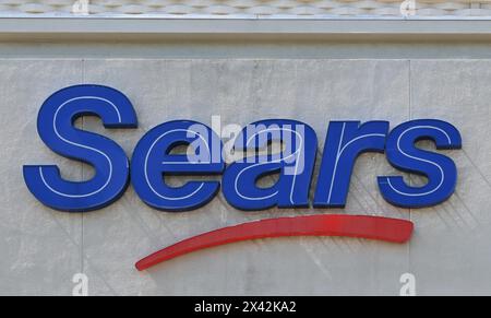 WHITTIER, CALIFORNIA - 28 APR 2024: Primo piano dei Sears firma sul Dipartimento Sorore nel Whitwood Town Center. Foto Stock